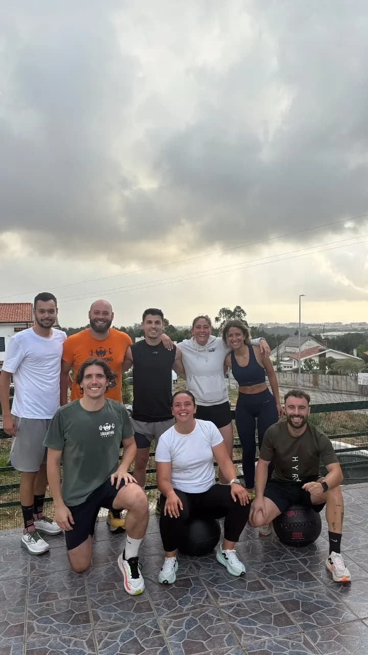 Grupo de clientes do M2 depois de um treino ao ar livre