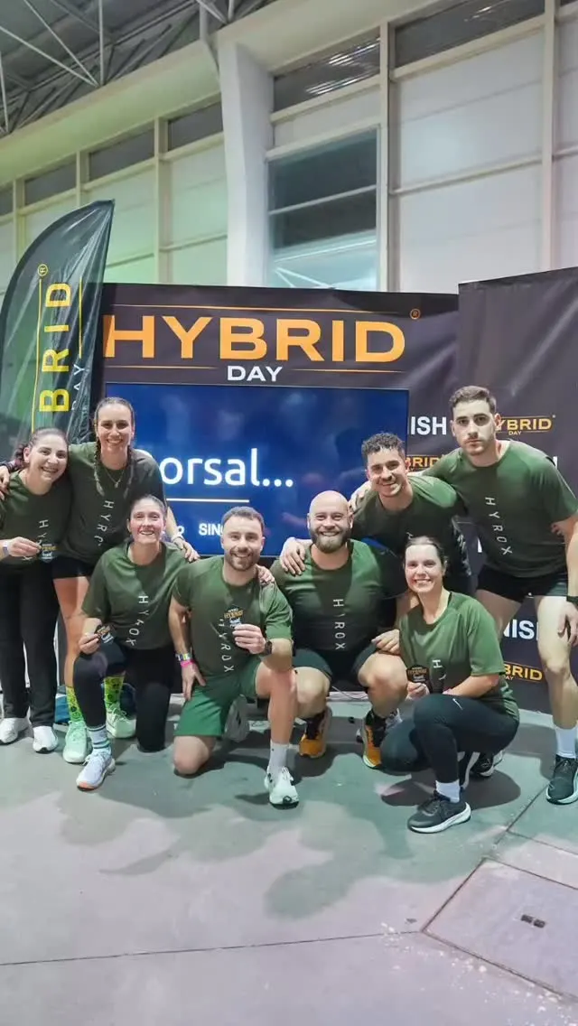 Equipa M2 na primeira prova HYROX, em frente ao painel Hybrid